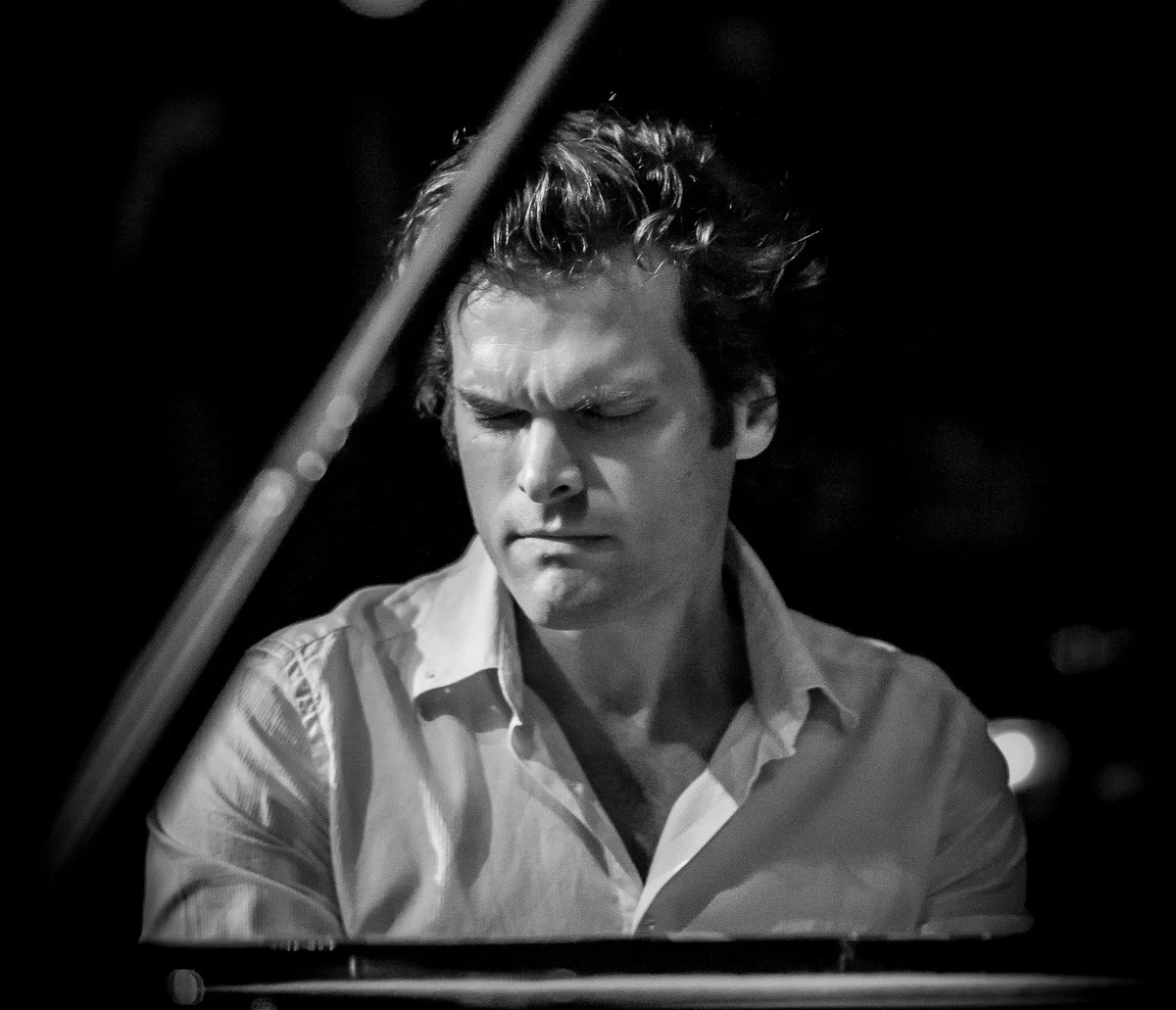 A monochromatic image of British pianist, Andrew McCormack performing